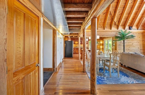 Navarre Cabin | Emerald Coast Cabin Retreat - Great for Families - 1.2miles to Beach!