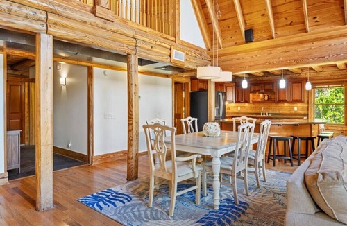 Navarre Cabin | Emerald Coast Cabin Retreat - Great for Families - 1.2miles to Beach!