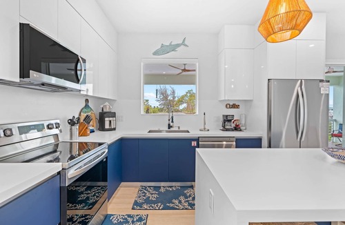 Marathon Villa | Emerald Oasis ~ Lux Waterfront Gem ~ Pool ~ Kayaks