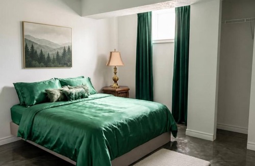 Barrie House | Emerald &Ruby Elegant Luxury 2BR