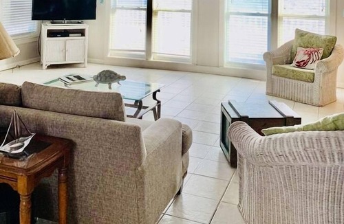 Alligator Point House | Endless Ocean Views on The Edge of The Gulf of Mexico Suitable for Families.