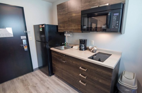 Deep Creek Hotel | Enjoy a Fully Equipped Retreat Near - Fisherman’s Village – 6.4 miles