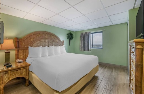 Seabreeze Park Hotel | Enjoy Coastal Getaway with Pool Near Pier, Lagoon & Boardwalk Fun | 2 Units