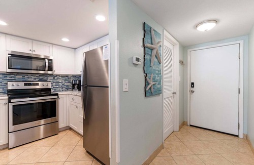 Siesta Key Condo | Enjoy coastal living in this spacious 2/2 Bayside condo in Sarasota.