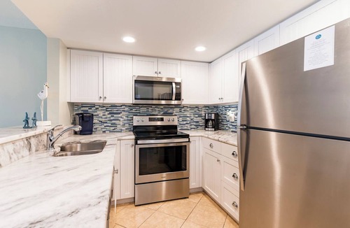 Siesta Key Condo | Enjoy coastal living in this spacious 2/2 Bayside condo in Sarasota.