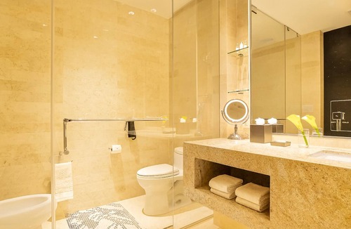 Seybold Hotel | Enjoy Our Stress-Free Experience with Outdoor Pool and Shuttle | 3 Rooms