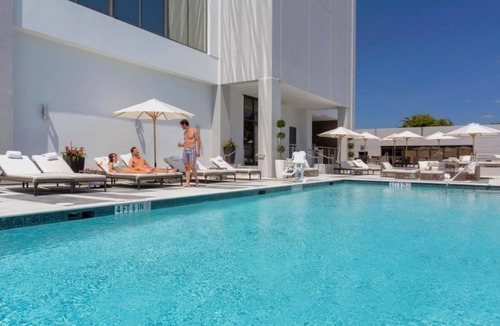 Seybold Hotel | Enjoy Our Stress-Free Experience with Outdoor Pool and Shuttle | 3 Rooms