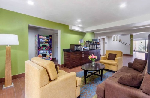 Temple Terrace Hotel | Enjoy Proximity to MOSI at This Charming Room w/Comfortable Atmosphere
