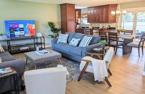 Sans Souci House | Enlivening - Stay Near Memorial & Downtown