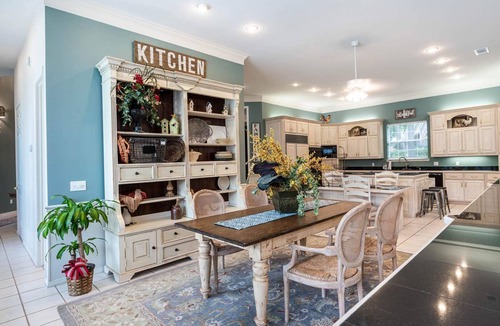 Paris House | Entertainers delight. Enjoy this 5500 Sq ft house.
