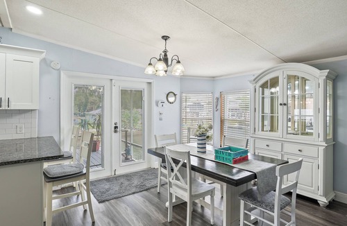 Weeki Wachee Gardens House | Entire Home on the water! 3/2