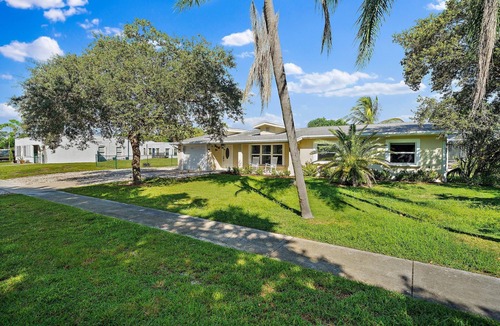 Hobe Sound House | Entire Home ~ Pool ~ 1 Mile From Beach