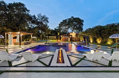 Golden Glades House | Epic Treehouse Villa | Pool Jacuzzi Pickleball