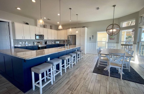 Rockport House | Escape to Copano Bay + Lighted Fishing Pier & Swimming Pool! Pet Friendly 7 beds