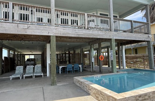 Rockport House | Escape to Copano Bay + Lighted Fishing Pier & Swimming Pool! Pet Friendly 7 beds