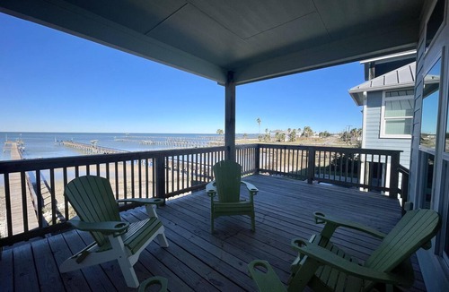 Rockport House | Escape to Copano Bay + Lighted Fishing Pier & Swimming Pool! Pet Friendly 7 beds
