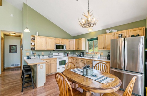 Bailey Cabin | Escape to the Rockies! 3BR Cabin with Outdoor Space, Espresso Machine & Games!