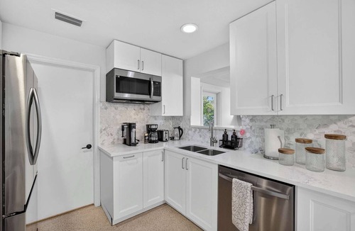 Central Corals House | Evergreen Retreat w/Private Pool 5 Min Beach