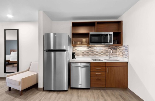 Glendale Hotel | Everhome Suites Glendale Sports Entertainment District