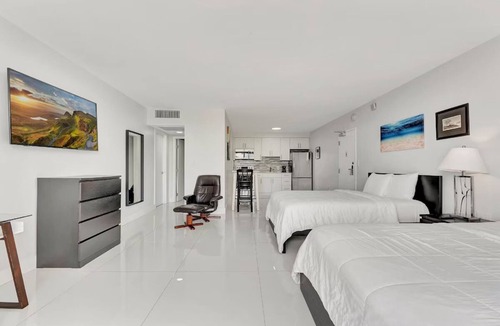 Galt Mile Resort | Everything You Need For The Perfect Vacation! Outdoor Pool, Pets Are Welcome!