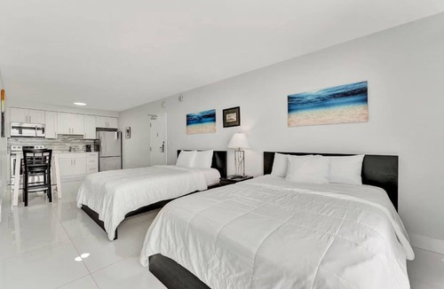 Galt Mile Resort | Everything You Need For The Perfect Vacation! Outdoor Pool, Pets Are Welcome!