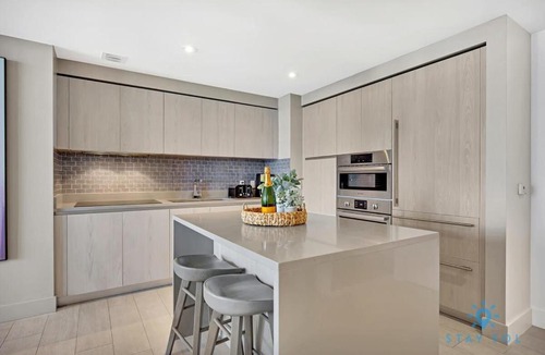 Hollywood South Central Beach Apartment | Exclusive Condo - Near Beach - Free Valet Parking