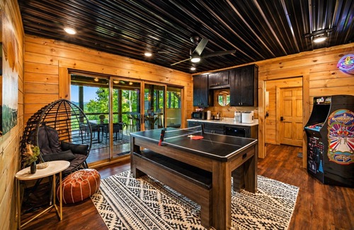 Epworth Cabin | Exclusive Luxe Escape Epic Views HotTub FirePit Games EV🔌 Privacy