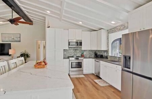 Buckingham House | Exotic Water Front Getaway! Sleeps 14