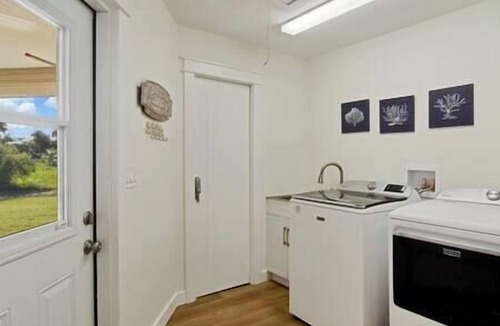 Buckingham House | Exotic Water Front Getaway! Sleeps 14