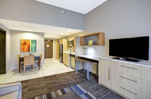 Saint Simons Island Hotel | Experience Bliss at Our St. Simons Resort: Kitchenette & Pool!