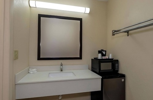 Ellenton Hotel | Experience Soothing Moments & Luxury! Free Parking, Outdoor Pool, Parking!