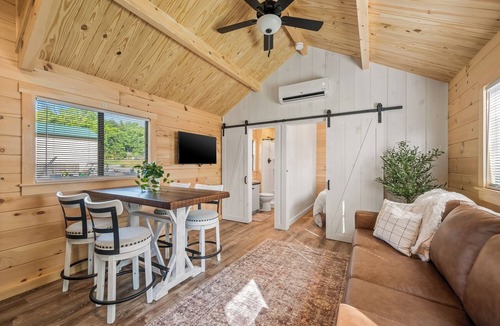 Branson Cabin | Experience the timeless charm of the Paradise Pinecrest Cabin, a delightful twist on the classic cabin style. Step inside and be greeted by the warm and rustic log cabin ambiance that will transport you to the heart of Branson, MO.
