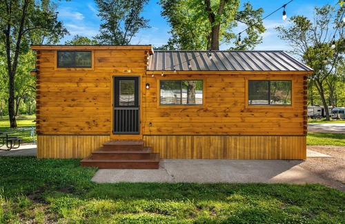 Branson Cabin | Experience the timeless charm of the Pinecrest Cabin, a delightful twist on the classic cabin style. Step inside and be greeted by the warm and rustic log cabin ambiance that will transport you to the heart of Branson, MO.