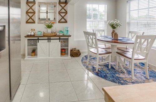 Hunt Club House | Explore West Palm Beach! Retreat w/Yard + Patio
