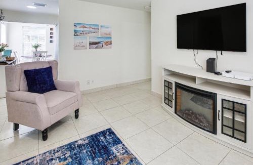 Hunt Club House | Explore West Palm Beach! Retreat w/Yard + Patio