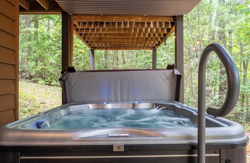 Cashes Valley Cabin | Fall Getaway Mountains of Blue Ridge, GA- with a Fire Pit and Hot Tub