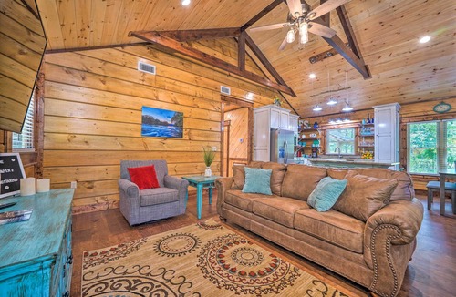 Hatton Cabin | 'Falling Star' Eagletown Cabin w/Hot Tub: Pets OK