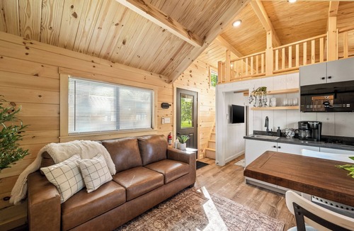 Bull Creek Cabin | Family cabin on a creek with hot tub, grill, and close access to Branson, MO.