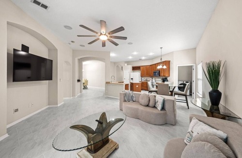 Northside House | ~Family Featherdown Sleeps 12 Home by Airport~
