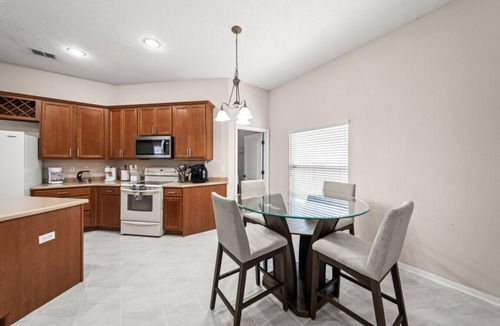 Northside House | ~Family Featherdown Sleeps 12 Home by Airport~
