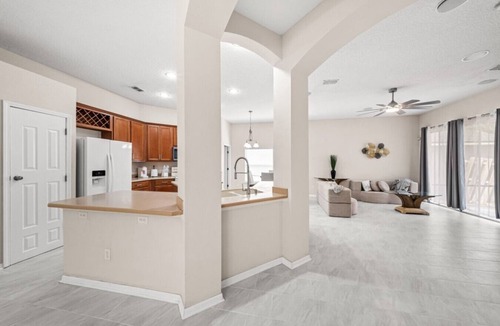 Northside House | ~Family Flock Sleeps 10 Spacious Home by Airport~