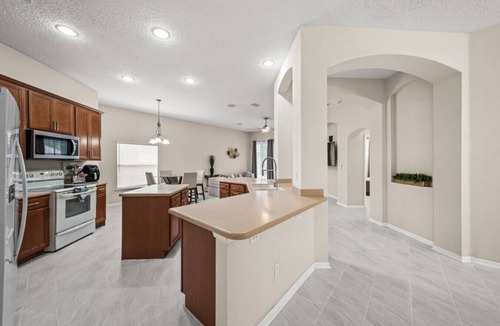 Northside House | ~Family Flock Sleeps 10 Spacious Home by Airport~