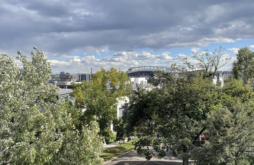 Jefferson Park House | Family-friendly Townhouse on Jefferson Park. 5-minute walk from Empower Field!
