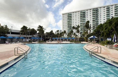 Sunny Isles Beach Apartment | Family getaway steps from the ocean STR-01305