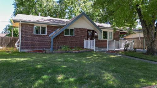 Dupont House | Family Home in Arvada with king beds and bunkbed