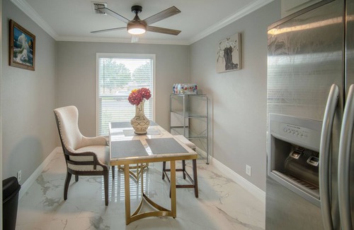 Midland House | Family or work group relaxation at a peaceful place in the heart of Midland