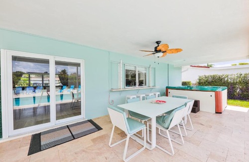 Hollywood Hills House | Family Poolside Palm Retreat with Jacuzzi