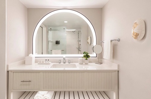 Singer Island Hotel | Fancy Queen Beds w/Onsite Pool & Beach Access