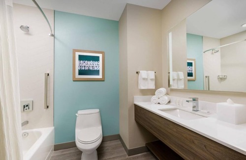 Florida Keys Hotel | Fantastic View! 2 Relaxing Rooms, Free Breakfast, Outdoor Pool, Pets Allowed!