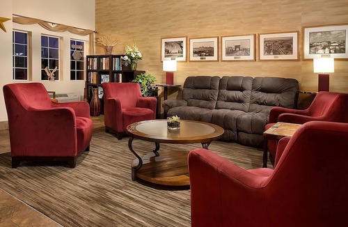 Pullman Hotel | Fantastic View of Pullman! 2 Relaxing Rooms, Pool, Free Breakfast and Parking